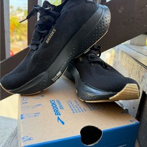 Brooks Black Tan Athletic Shoes with Cushioned Sole